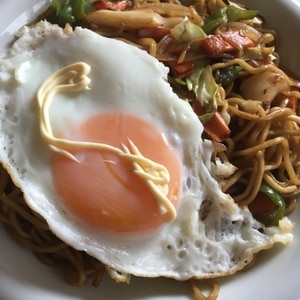 こってりおいしい、マヨかけ目玉焼きの焼きそば